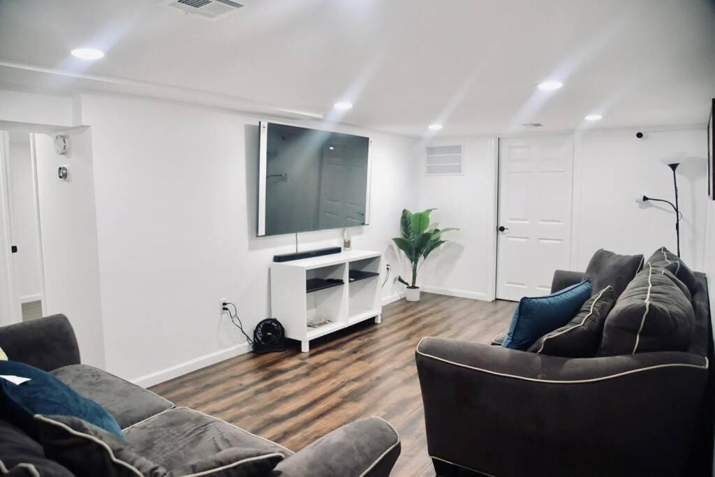 Cozy 2 Bedrooms & 1 Bath リビングストン エクステリア 写真