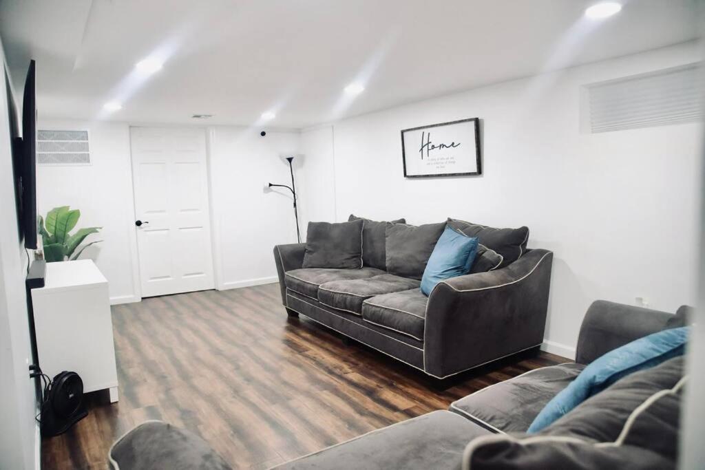 Cozy 2 Bedrooms & 1 Bath リビングストン エクステリア 写真